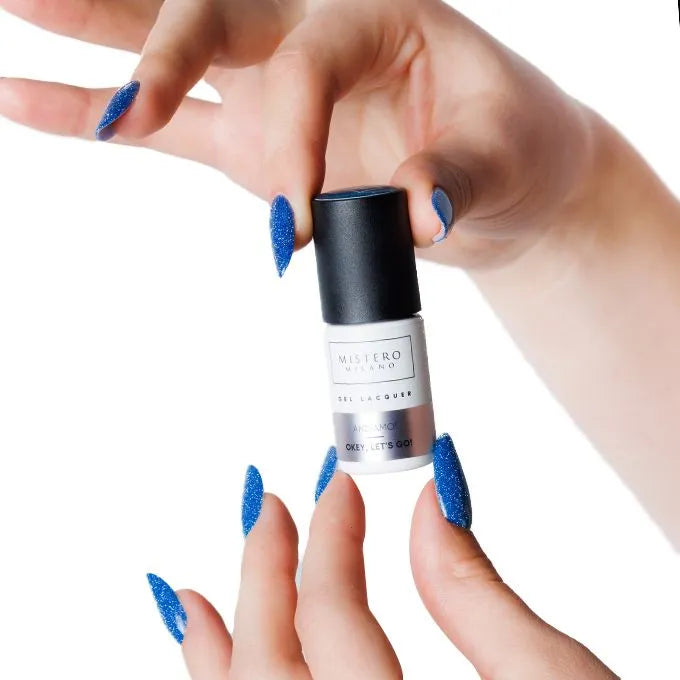 Blue shaker - Blauwe glitter gellak - Voorbeeld van het kleurtje op nagels