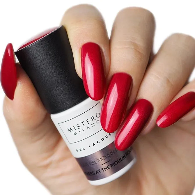 Feathers at the Moulin Rouge - Rode gellak - Voorbeeld van het kleurtje op nagels