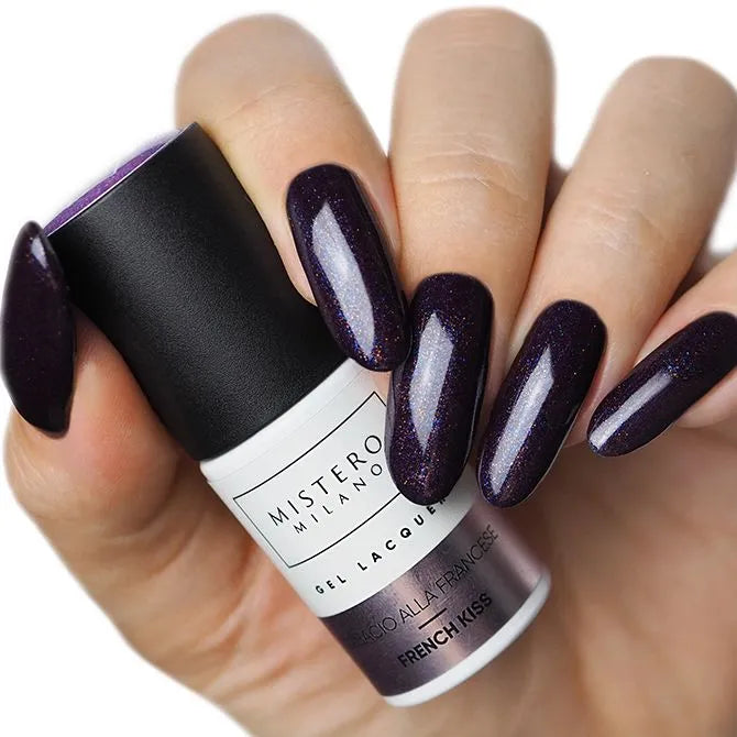 French kiss - Bordeauxkleurige gellak - Voorbeeld van het kleur op nagels