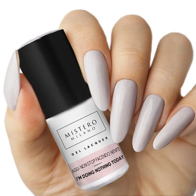 Grijze gellak op nagels