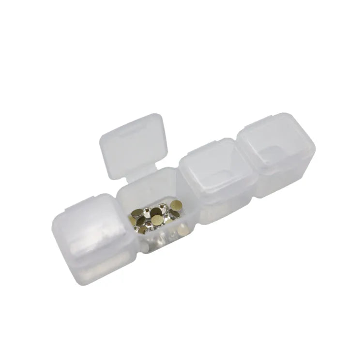 Voorbeeld van strass steentjes in de opbergdoos voor nail art