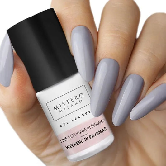 Grijze gellak met grafiet en blauwe tinten op nagels