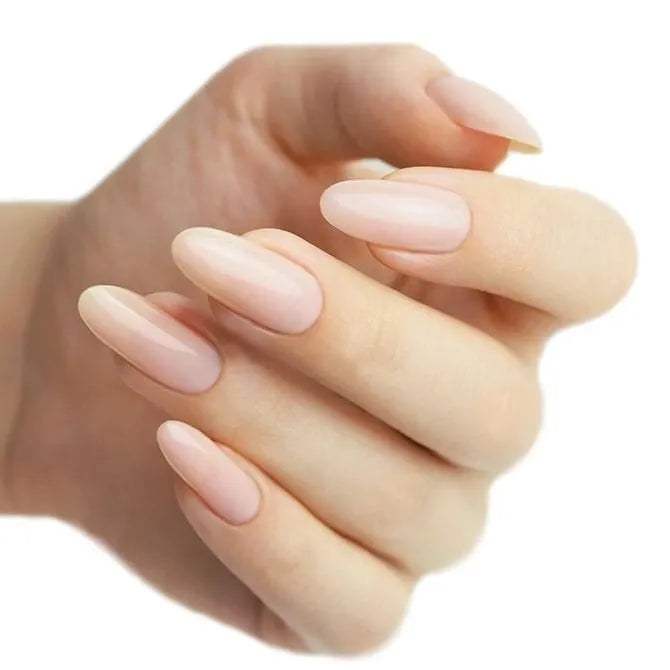 Voorbeeld van builder gel met nude kleur. Een hand met natuurlijke builder gel kleur.