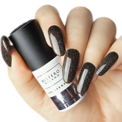 Alluring black - Zwarte glitter gellak - Voorbeeld op nagels
