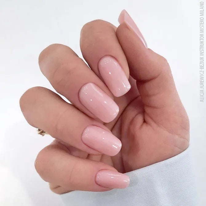 Voorbeeld van nagels uitgevoerd met de baby pink UV gel - Mistero Milano