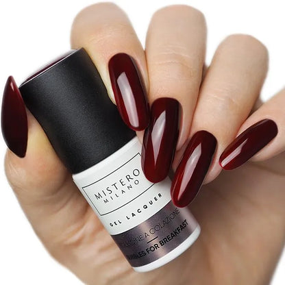 Bubbles for breakfast - Bordeauxrode gellak - Voorbeeld van het kleurtje op nagels