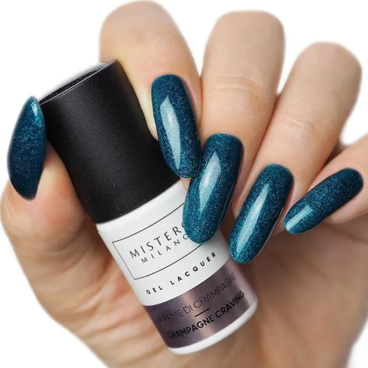Champagne craving - Smaragdgroene gellak - Voorbeeld van het kleurtje op nagels
