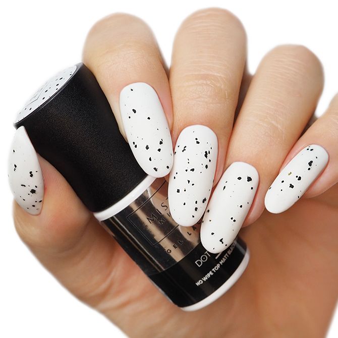 Dot on top no wipe top matt - Black effect - Voorbeeld op nagels