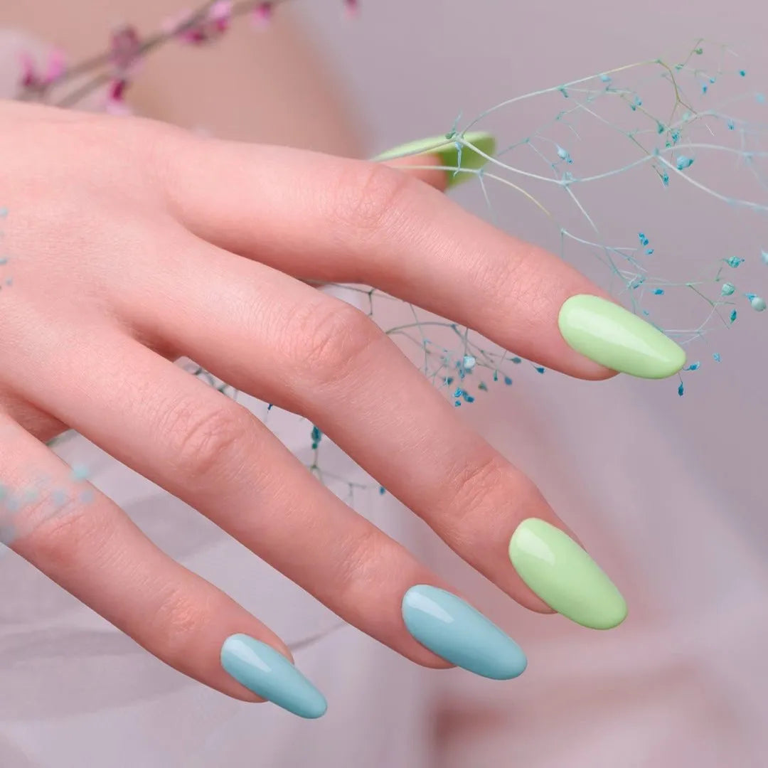 Effen nagels in het groen en blauw