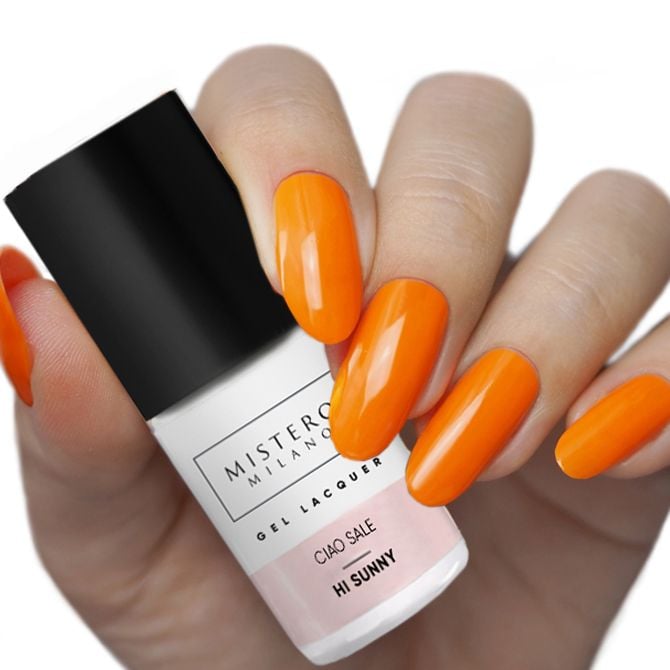 oranje gelpolish op een hand