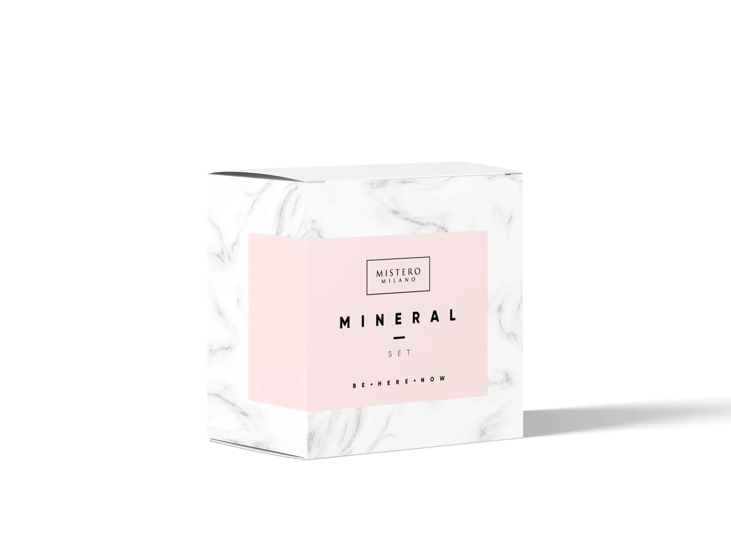 De minerale set bevat een base en top coat.