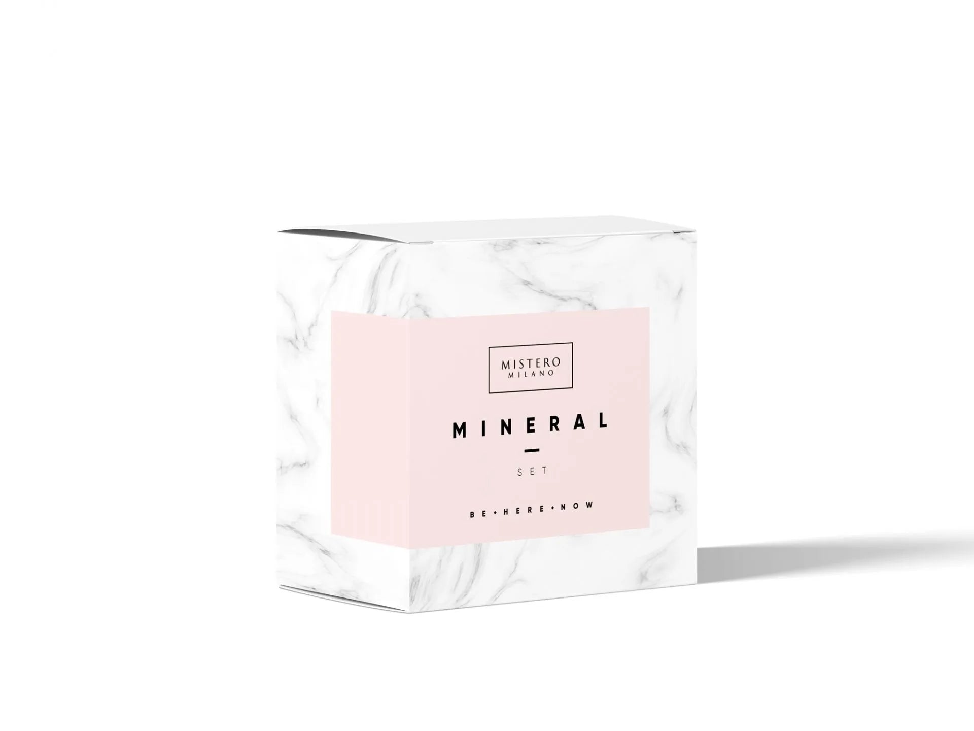 De minerale set bevat een base en top coat.