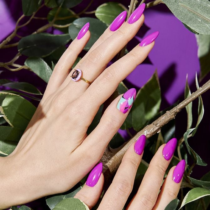 Nagels uitgevoerd met de violetkleurige gellak untamed violet