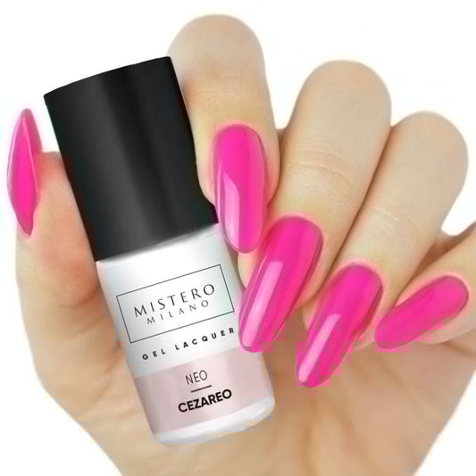 Neon roze gellak op een hand
