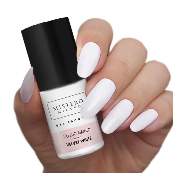 wit - gelpolish van mistero milano - Voorbeeld op nagels