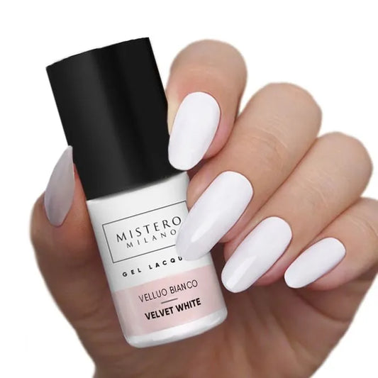 wit - gelpolish van mistero milano - Voorbeeld op nagels