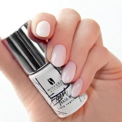 Nagels met base coat gellak: expert base milky