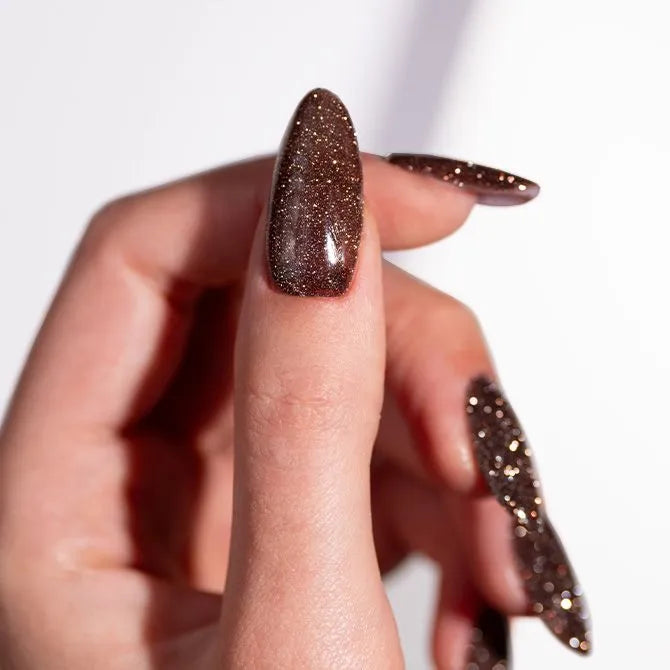 Bruine glitter gellak - Party Hard - Voorbeeld van het kleur op nagels