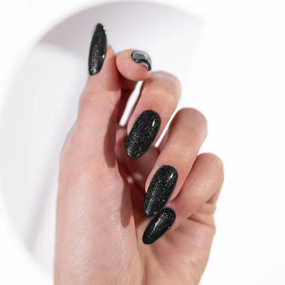 Diepzwarte glitter gellak voorbeeld op nagels - Predator on the dance floor