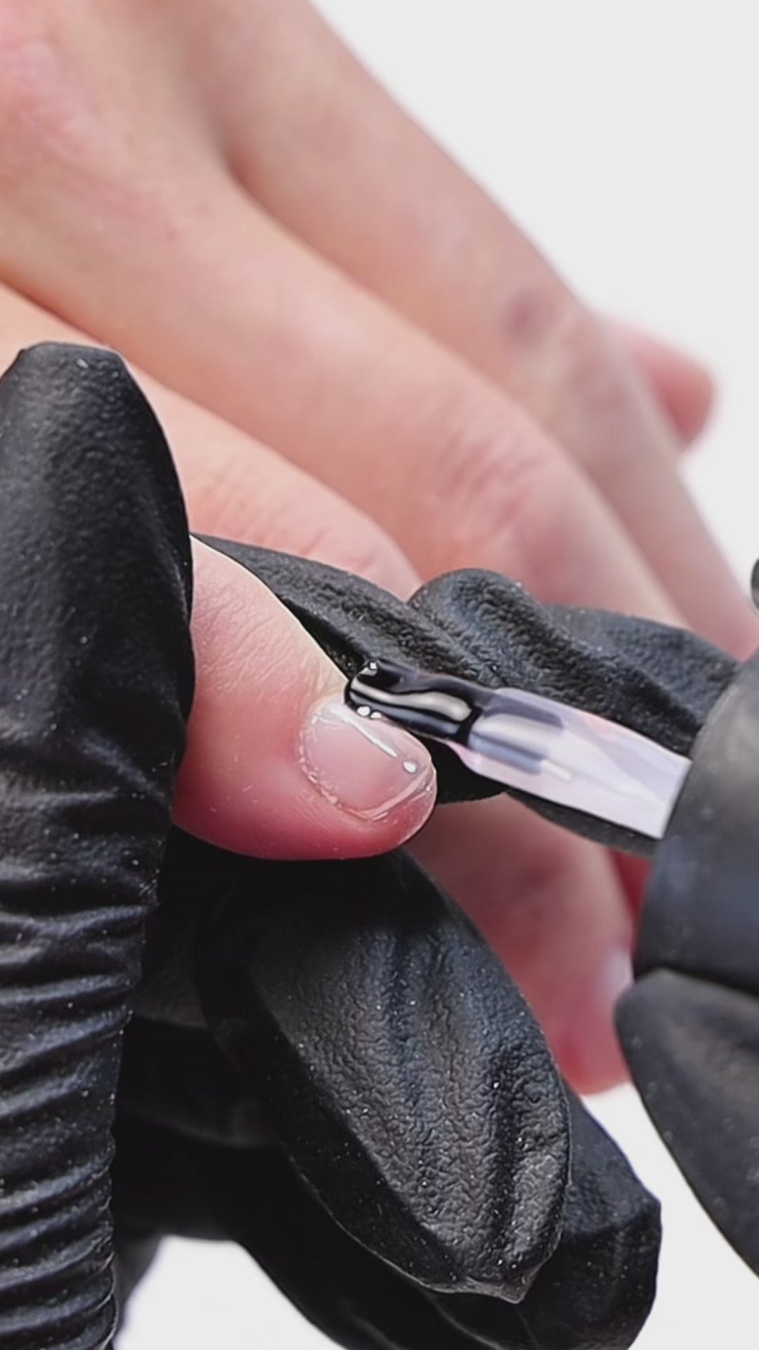 Charger la vidéo : Donnez à votre vernis gel une base indestructible.