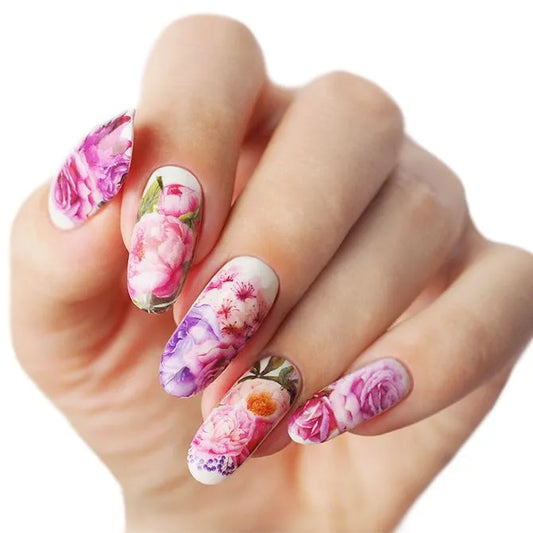 Water Decal violet peony voorbeeld op witte nagels