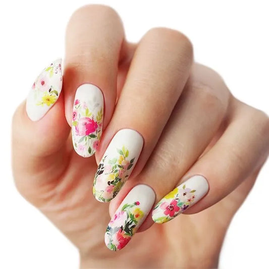 Water decal flowers voorbeeld op witte nagels